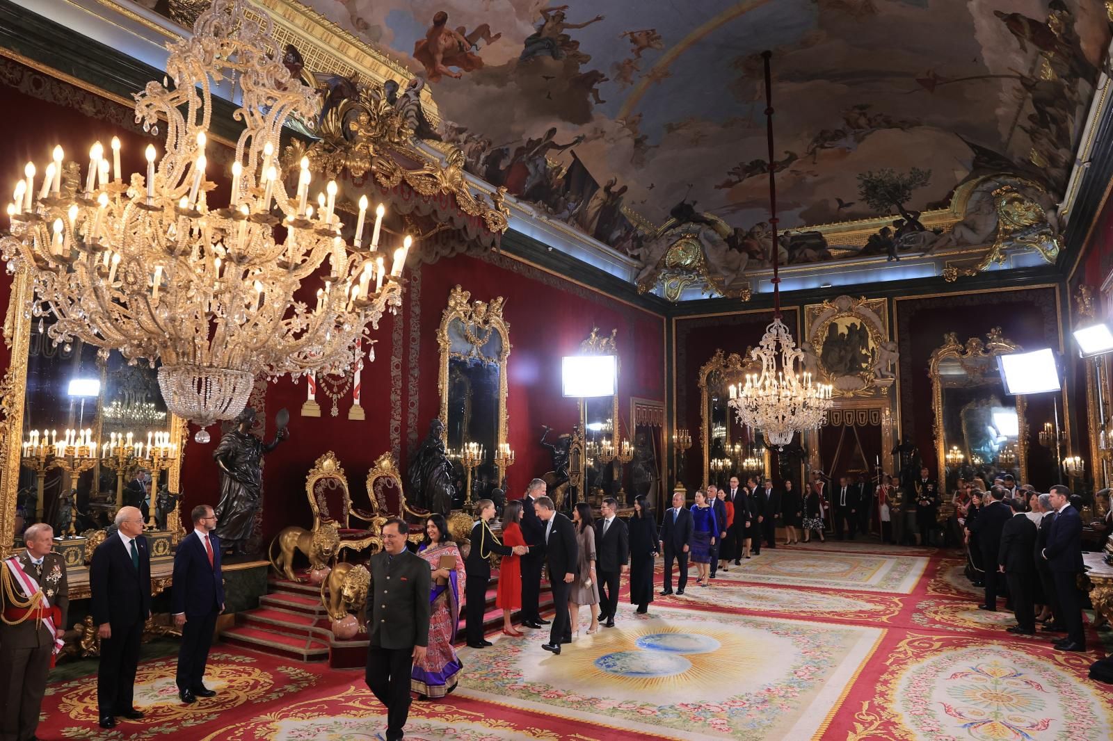 Vista general en el imponente Salón del Trono del Palacio Real durante el besamanos