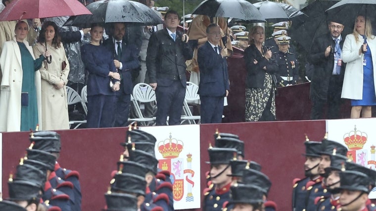 El presidente de la Junta de Castilla y León, Alfonso Fernández Mañueco, en la tribuna  junto a otras autoridades durante el desfile de la Fiesta Nacional