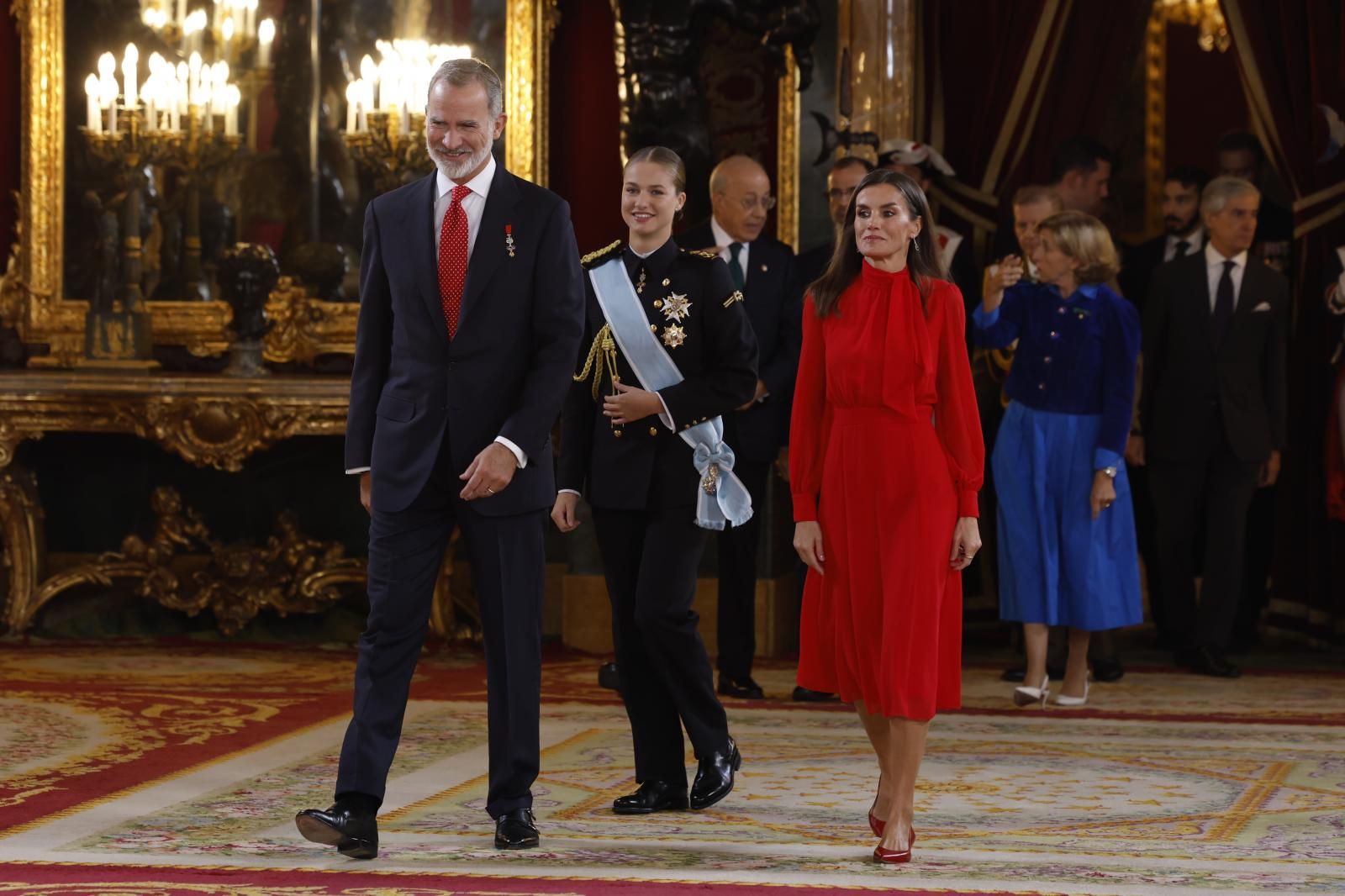 Los Reyes y la Princesa, entrando en el Salón del Trono, donde se produce el tradicional besamanos a los invitados