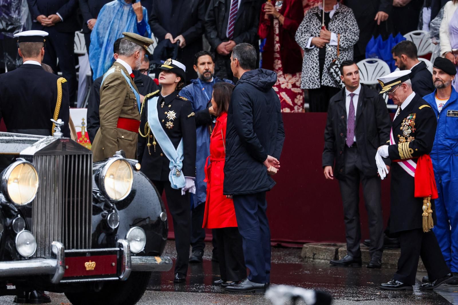 También el Rey y la Princesa se han despedido, anet la mirada de Pedro Sánchez, antes de dirigirse al Palacio Real, donde se celebra la recepción institucional por el Día de la Hispanidad