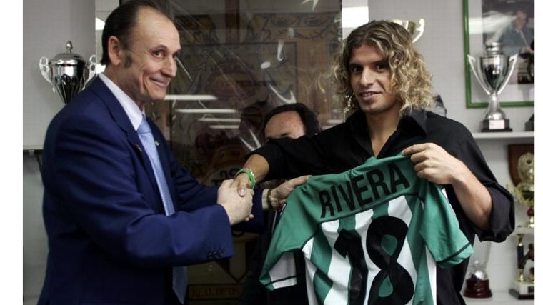 Con Lopera, presidente del Betis, al ser presentado como nuevo jugador en 2005