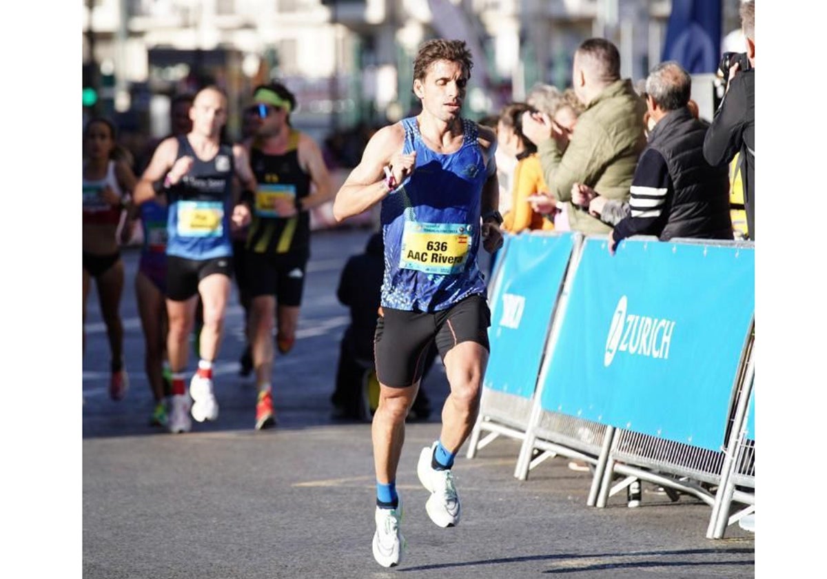 Alberto Rivera en el maratón de Valencia de 2023, donde hizo una marca de 2:25:32