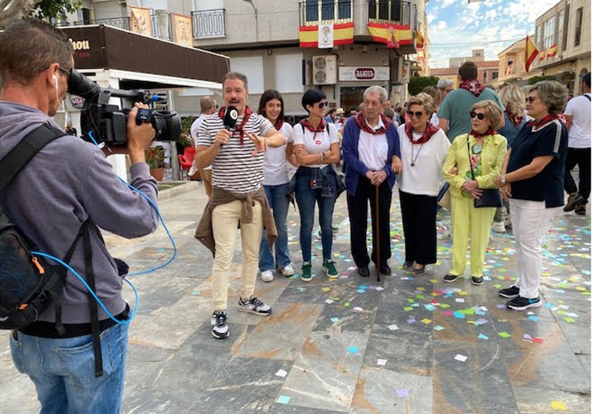 Reporteros de À Punt durante la retransmisión en directo de la Romería del Pilar de Benejúzar, este sábado