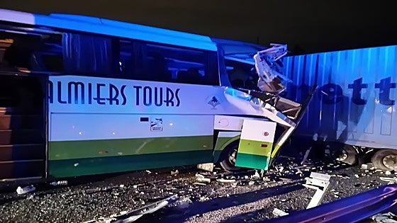 Un autobús vuelca tras chocar con un camión en la localidad granadina de Víznar dejando once heridos
