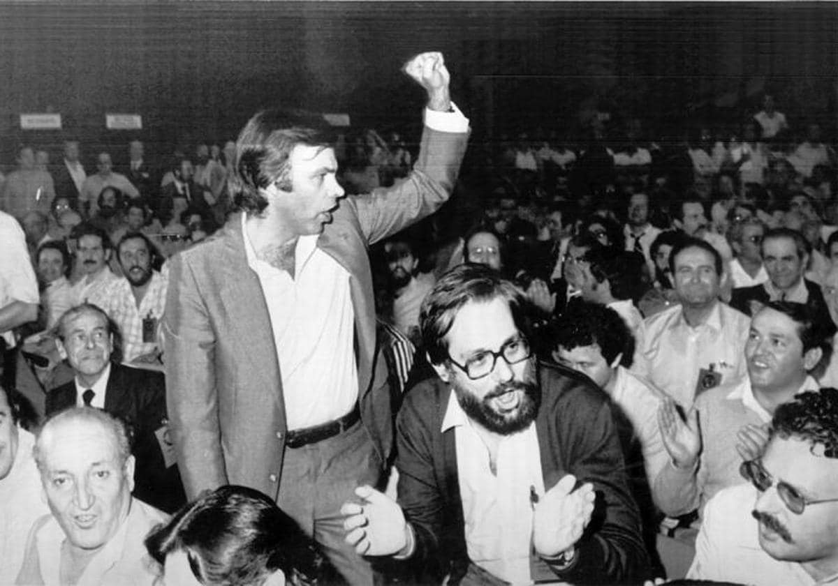 Felipe Gonzalez, saluda puño en alto a las aclamaciones de los congresistas, tras conocerse los resultados del escrutinio, y salir elegido Secretario General del PSOE en 1974