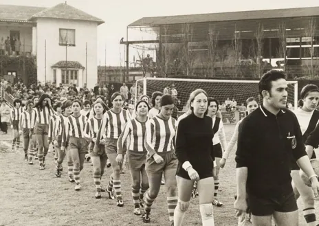 Imagen secundaria 1 - Arriba, jugadoras de fútbol se saludan en presencia del árbitro al inicio del encuentro. Abajo, dos momentos de la confrontación entre las jugadoras del Sizam y el Mercacredit, en 1970 