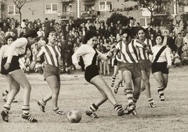 El primer partido de fútbol femenino en Madrid, que se jugó en Villaverde y acabó en el cuartelillo