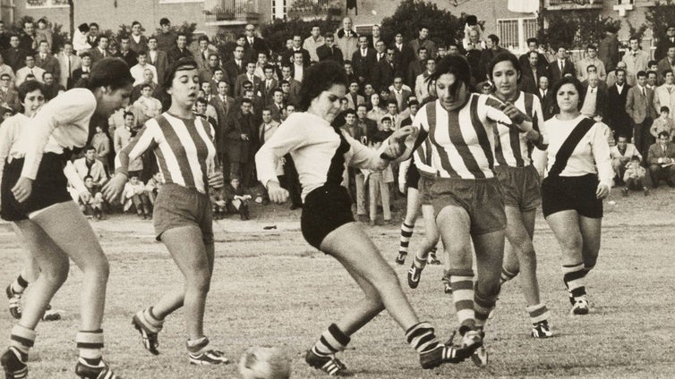 El primer partido de fútbol femenino en Madrid, que se jugó en Villaverde y acabó en el cuartelillo