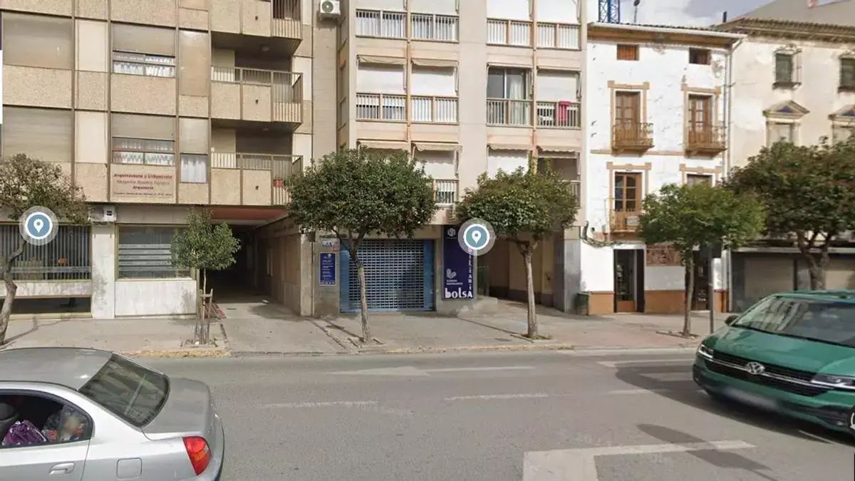 Pasaje en el Paseo de los Álamos, que da acceso al pub donde se produjeron los disparos.