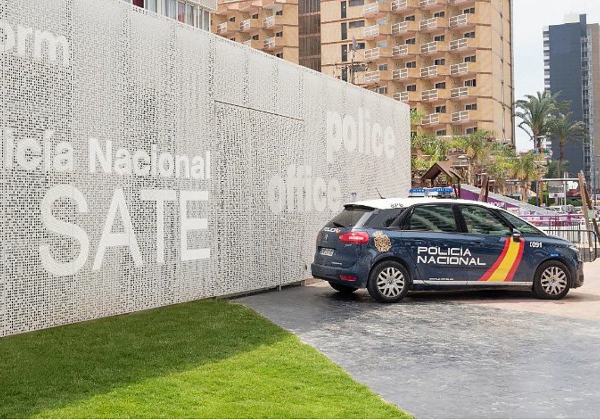 Un coche patrulla de la Policía Nacional en Benidorm