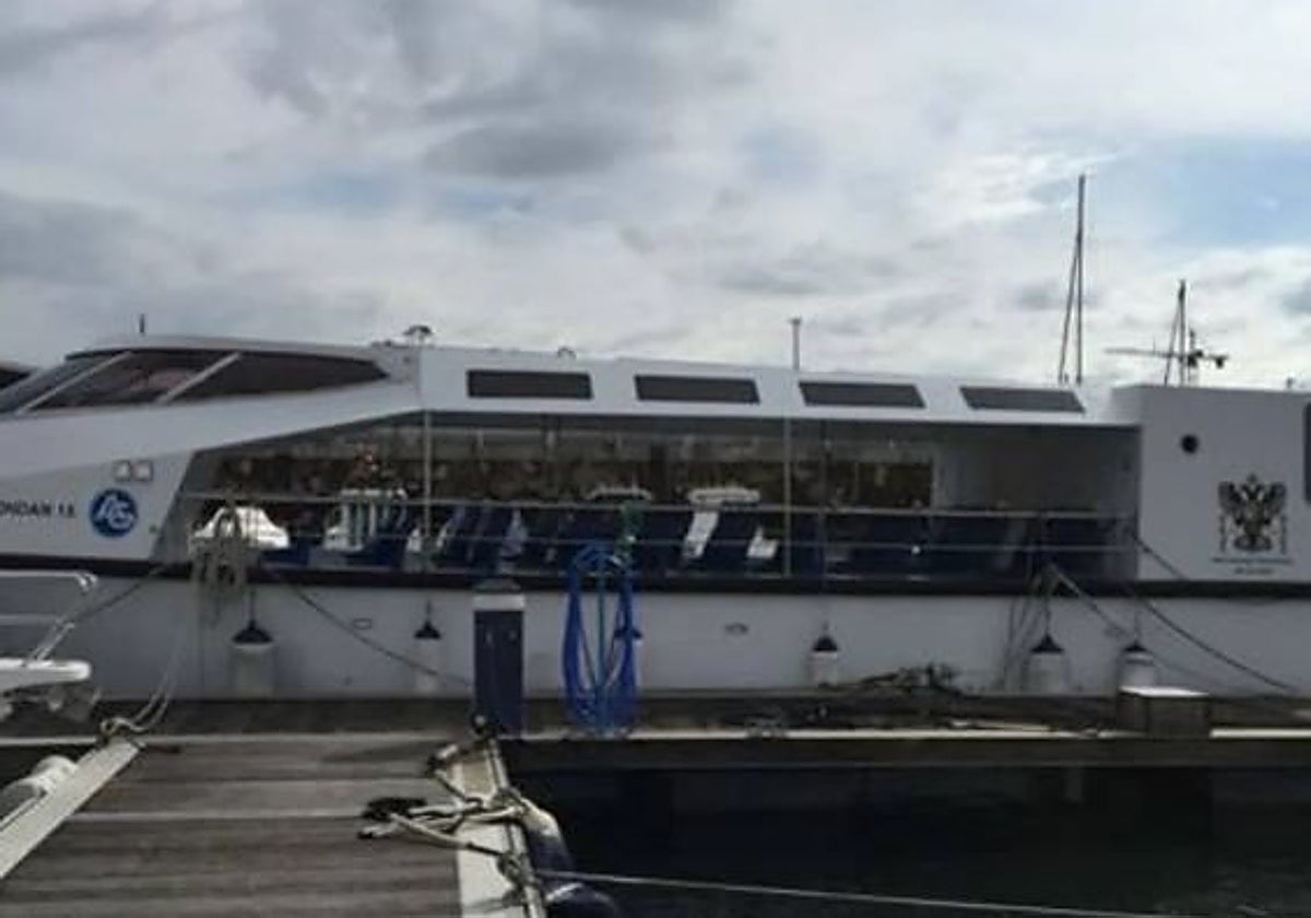 El barco, en el puerto de Ribadeo (Lugo)