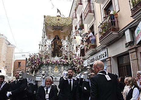 Imagen secundaria 1 - En la fotografía superior, el cardenal Rouco Varela, durante la misa pontifical. Debajo a la izquierda, la procesión por las calles. A la derecha, otro detalle de la procesión 