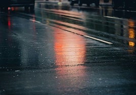 Por qué se forma espuma en la carretera cuando llueve y por qué es peligroso