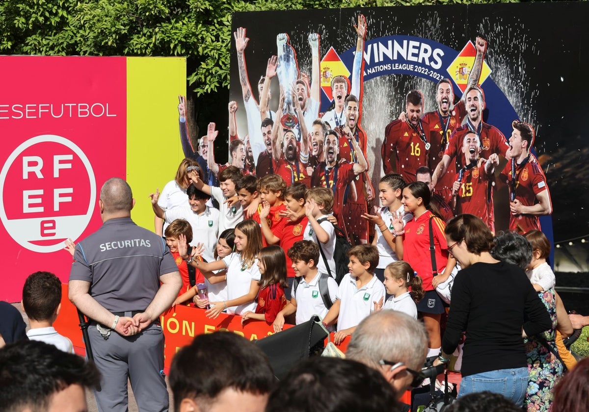 Niños de un colegio, disfrutando de la 'fan zone' de la selección este lunes