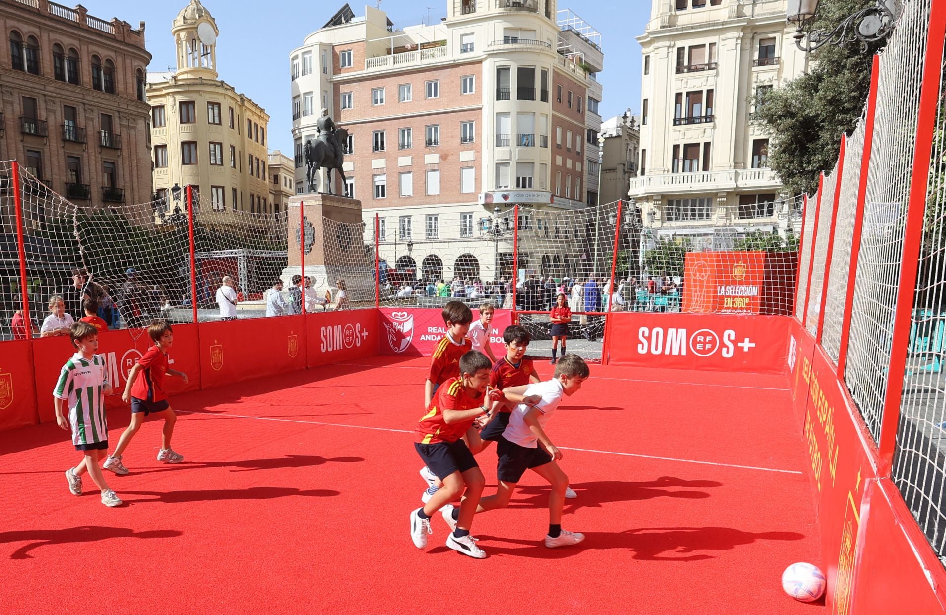 Fotos: la espectacular &#039;fan zone&#039; de la selección toma Las Tendillas