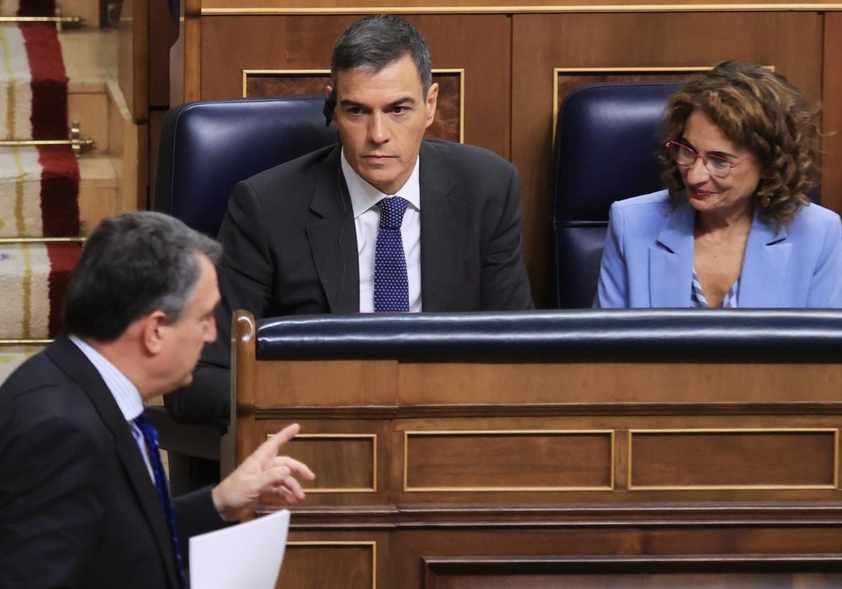 El portavoz del PNV en el Congreso, Aitor Esteban, charla con Pedro Sánchez y María Jesús Montero