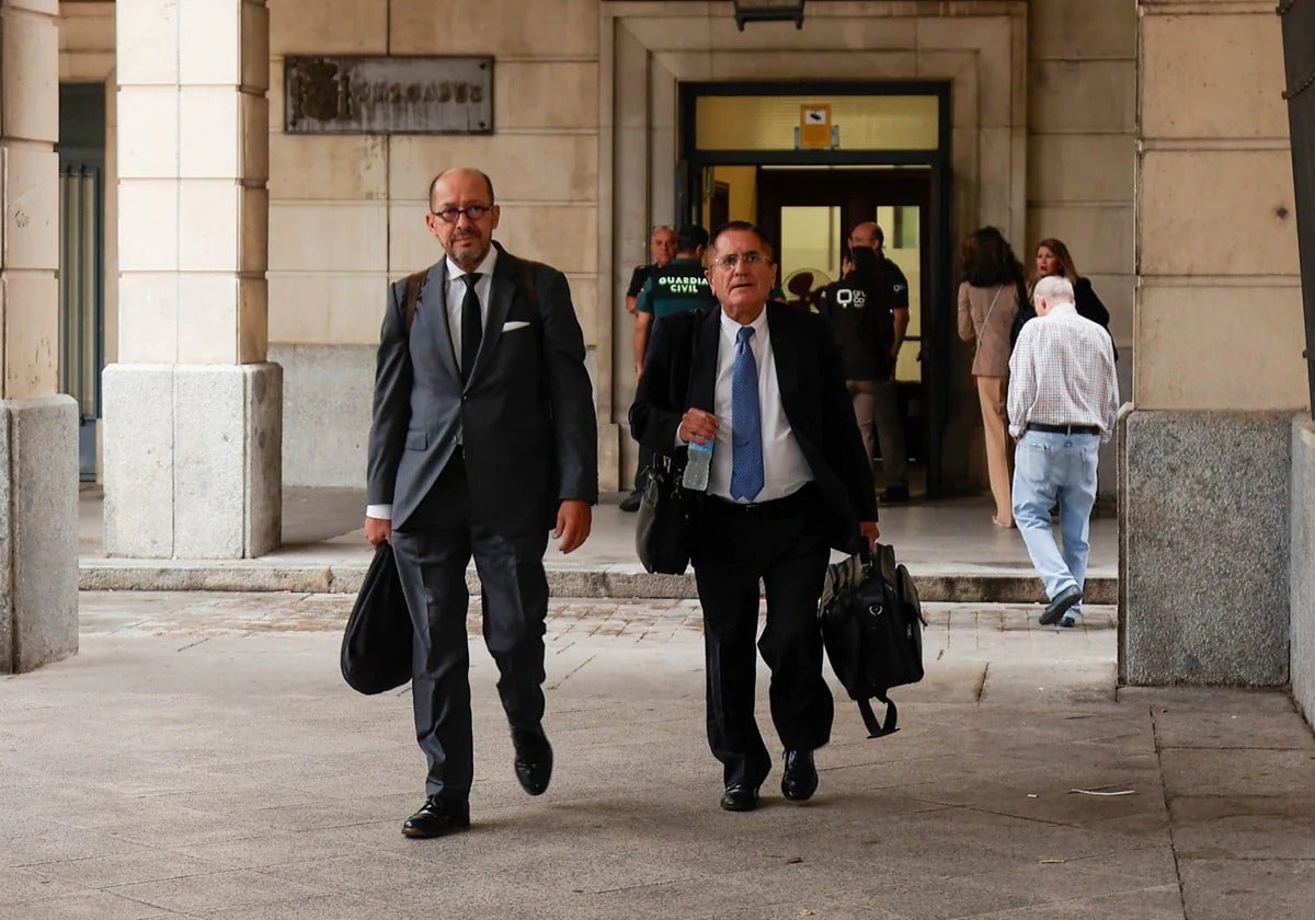 El exalcalde socialista de Lebrija Antonio Torres García (a la derecha), junto a su abogado Pablo Ollero, llegando a la Audiencia de Sevilla