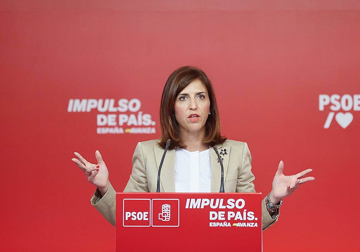 La portavoz de la Ejecutiva del PSOE, Esther Peña, durante su rueda de prensa en Ferraz de este lunes