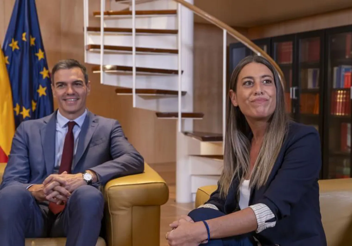 El presidente Pedro Sánchez con la portavoz de Junts en el Congreso, Miriam Nogueras