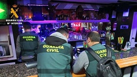 Cuatro proxenetas se enfrentan a penas de 29 años de cárcel por obligar y maltratar a dos jóvenes extranjeras en un club