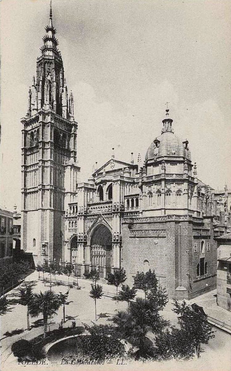 Una postal de Levy (ca. 1910) recoge el estanque circular rodeado de vegetación y el arbolado repartido junto a los pretiles perimetrales. En la fachada de la Catedral se distingue la lonja delantera aún cerrada por la verjas y pilares colocados en 1634. Éstos se retiraron en 1953 para restituirse de nuevo en 1984. Archivo Municipal de Toledo