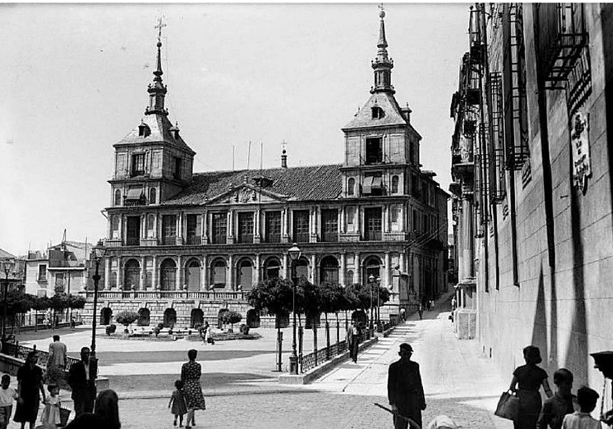 Aspecto de la plaza hacia 1950. Aún conservaba el esquema de 1863. La glorieta central ya aparece talada de árboles. En 1953 esta estampa cambiaría eliminando toda clase de elementos para dar plena visibilidad a la casa Consistorial, la Catedral y la residencia arzobispal.