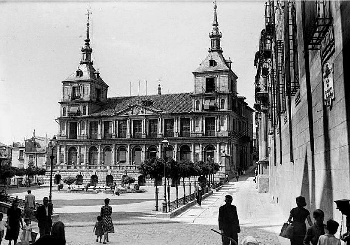 Aspecto de la plaza hacia 1950. Aún conservaba el esquema de 1863. La glorieta central ya aparece talada de árboles. En 1953 esta estampa cambiaría eliminando toda clase de elementos para dar plena visibilidad a la casa Consistorial, la Catedral y la residencia arzobispal
