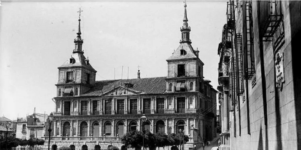 La plaza del Ayuntamiento y sus cambios (1863-1984)