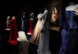 El universo de Lorenzo Caprile, en la gran exposición sobre su visión de la moda que abre Canal en Madrid