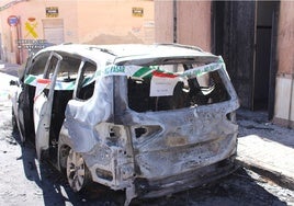 Un hombre quema el coche de su excuñada y provoca el desalojo de una vivienda cercana en Novelda