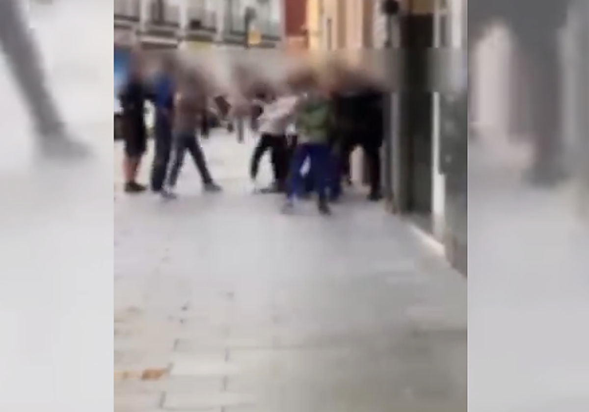 Uno de los momentos del vídeo en el que se observa la agresión