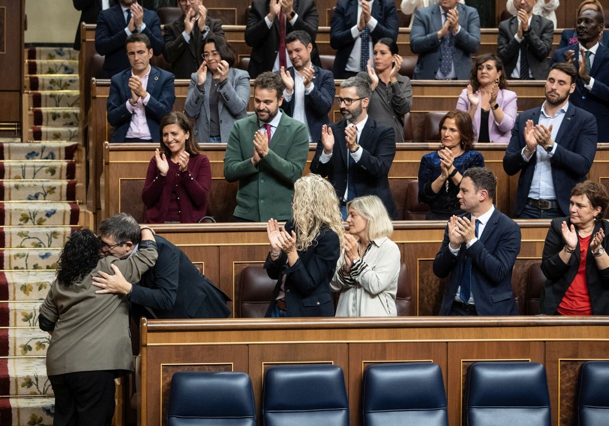 La socialista Rafaela Romero abraza al exlendakari Patxi López tras el debate