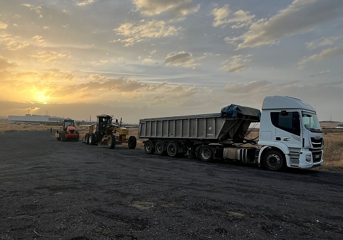 Maquinaria de la empresa pública Tragsa en las inmediaciones del aeropuerto de Ciudad Real