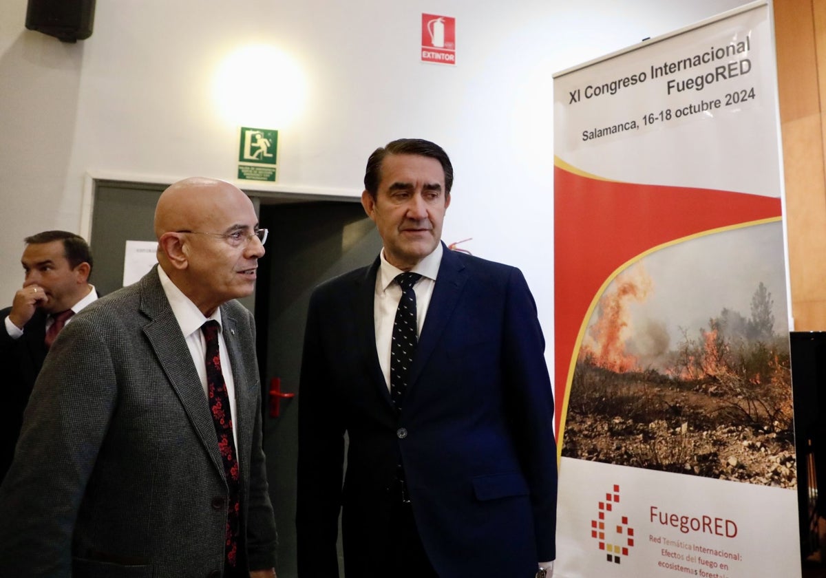 El consejero de Medio Ambiente, Vivienda y Ordenación del Territorio, Juan Carlos Suárez-Quiñones, durante la inauguración del XI Congreso Internacional FuegoRED