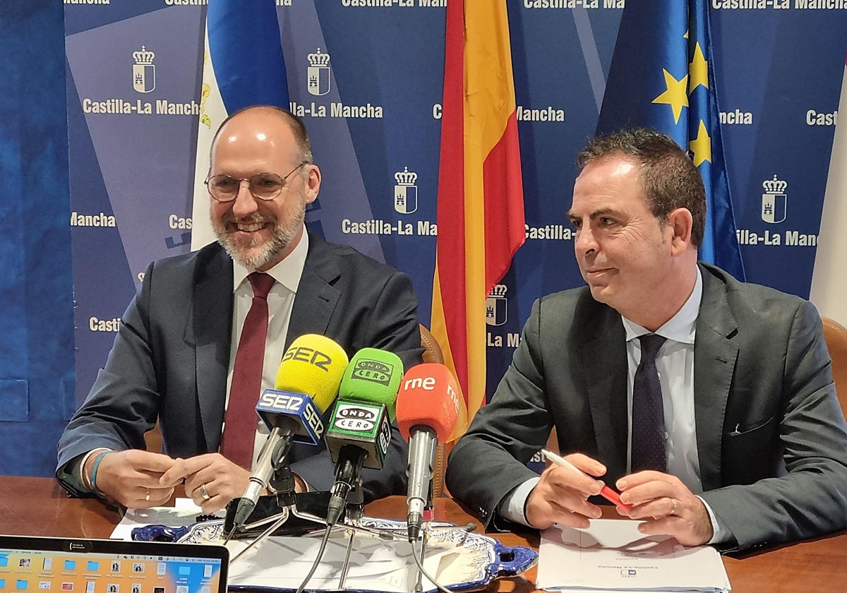 El delegado de la Junta en Talavera, David Gómez, junto al delegado provincial de Educación, José Gutiérrez