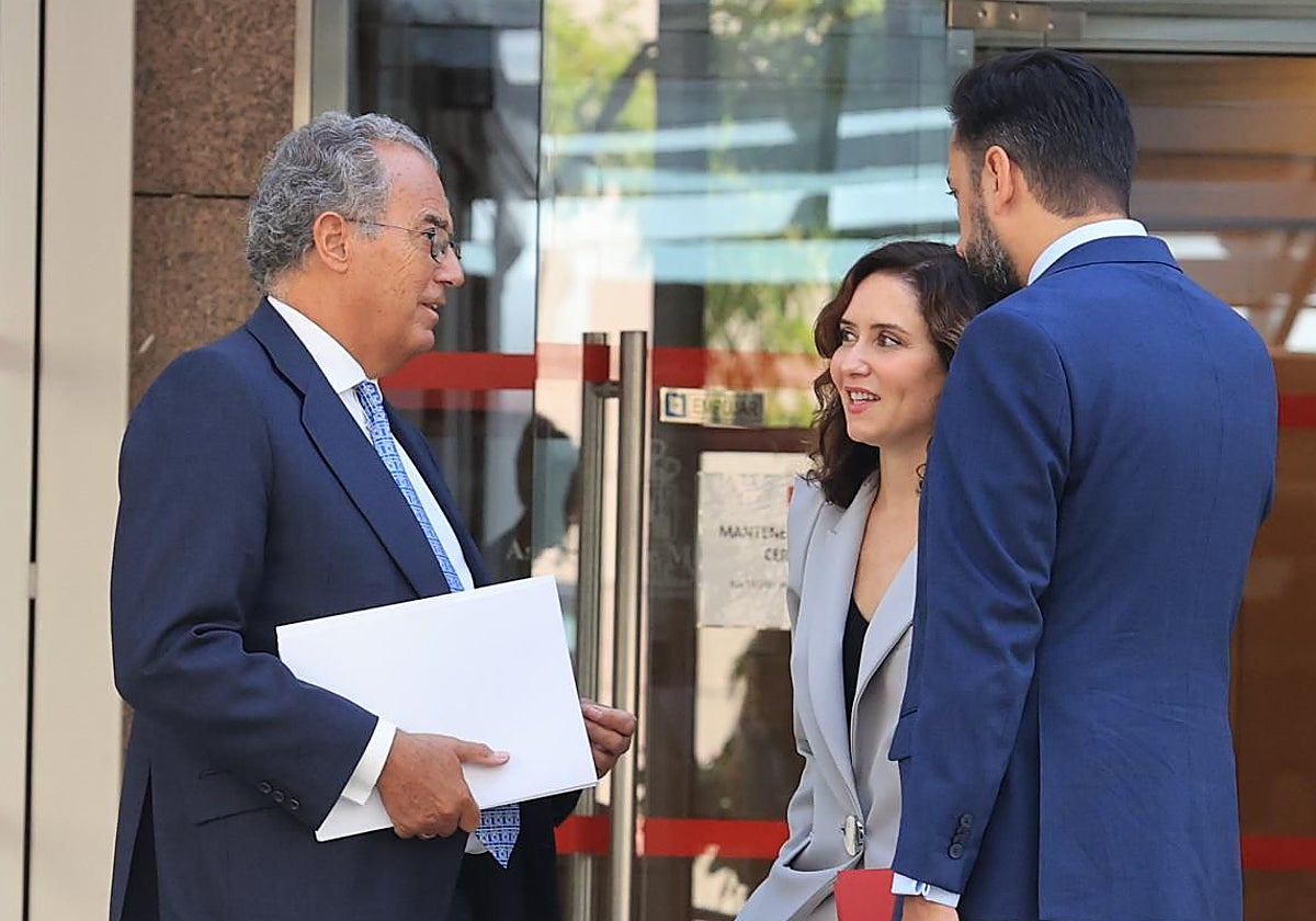 Enrique Ossorio, con Isabel Díaz Ayuso y Carlos Díaz-Pache en la Asamblea de Madrid