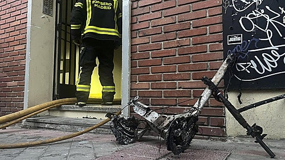 Trucaje, golpes en la batería y cargadores falsos: ¿por qué explotan los patinetes eléctricos?
