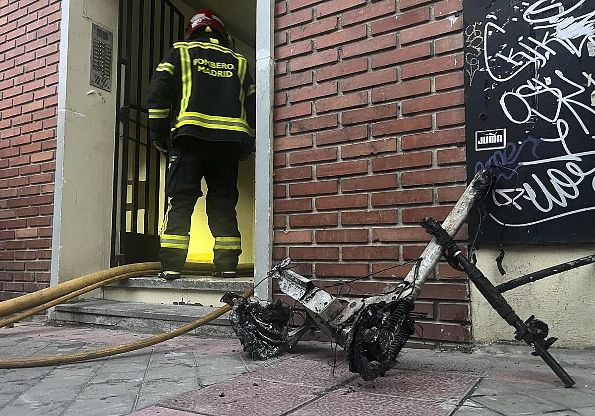patinete eléctrico calcinado tras originar un incendio en una vivienda de Carabanchel