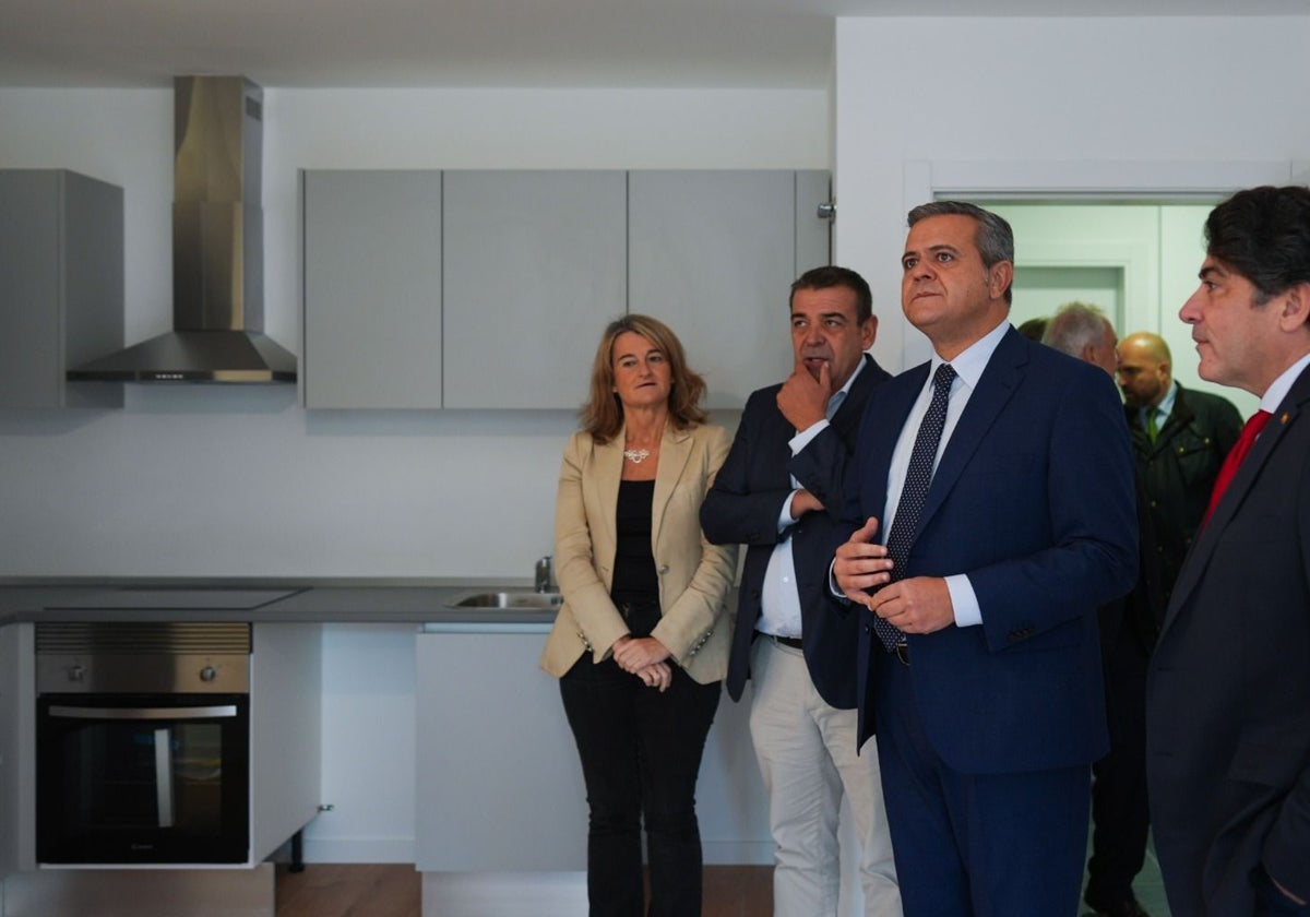 El consejero de Vivienda, Jorge Rodrigo, en la visita a pisos del Plan Vive en Valdebebas