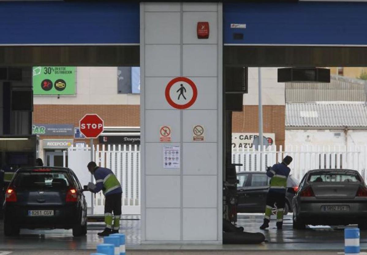 Trabajadores en una estación de ITV