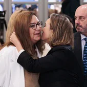 La presidenta de la AVT, Maite Araluce, y la secretaria general del PP, Cuca Gamarra