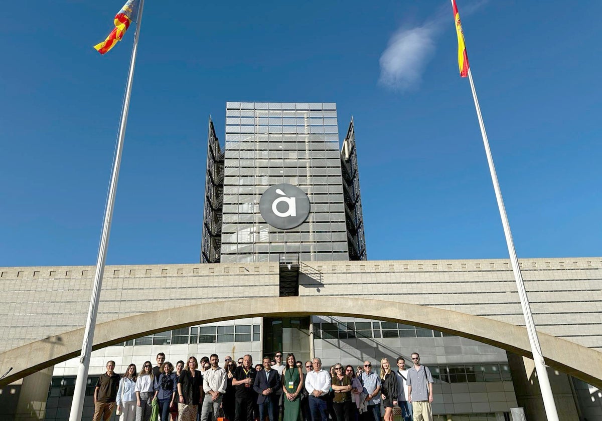 Imagen de los visitantes de Open House Valencia a la sede de À Punt
