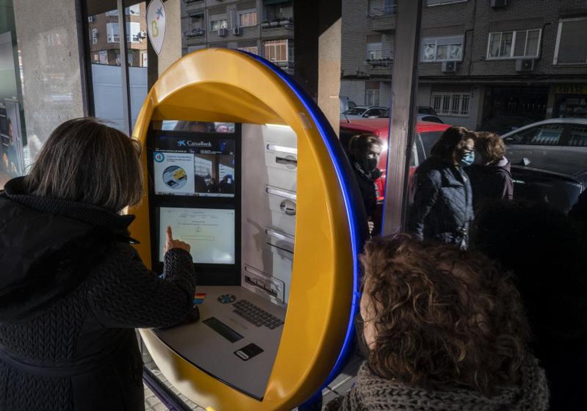 Dos personas mayores en un cajero automático