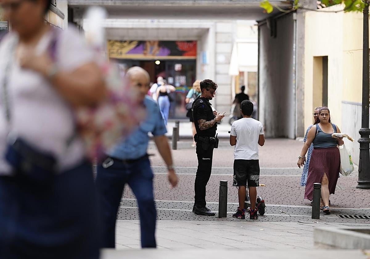 Agente de la Policía Nacional identifica a un menor en patitente