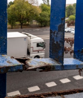 Imagen secundaria 2 - Arriba, el único paso que queda abierto, dañado. Abajo, la recepción del gimnasio con el teléfono de Carreteras y un detalle del puente dañado. 