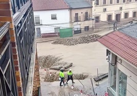 Las intensas lluvias caídas en Cebolla provocan una gran riada con cascada incluida