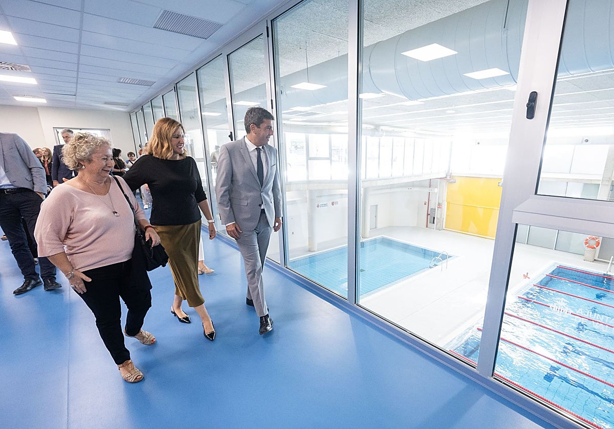Imagen de la alcaldesa de Valencia, María José Catalá, y el presidente de la Generalitat Valenciana, Carlos Mazón, este jueves durante su visita al nuevo polideportivo de Nou Moles
