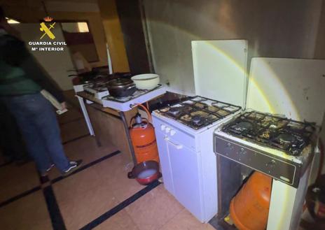 Imagen secundaria 1 - Así eran las instalaciones en condiciones insalubres donde mantenían a los temporeros