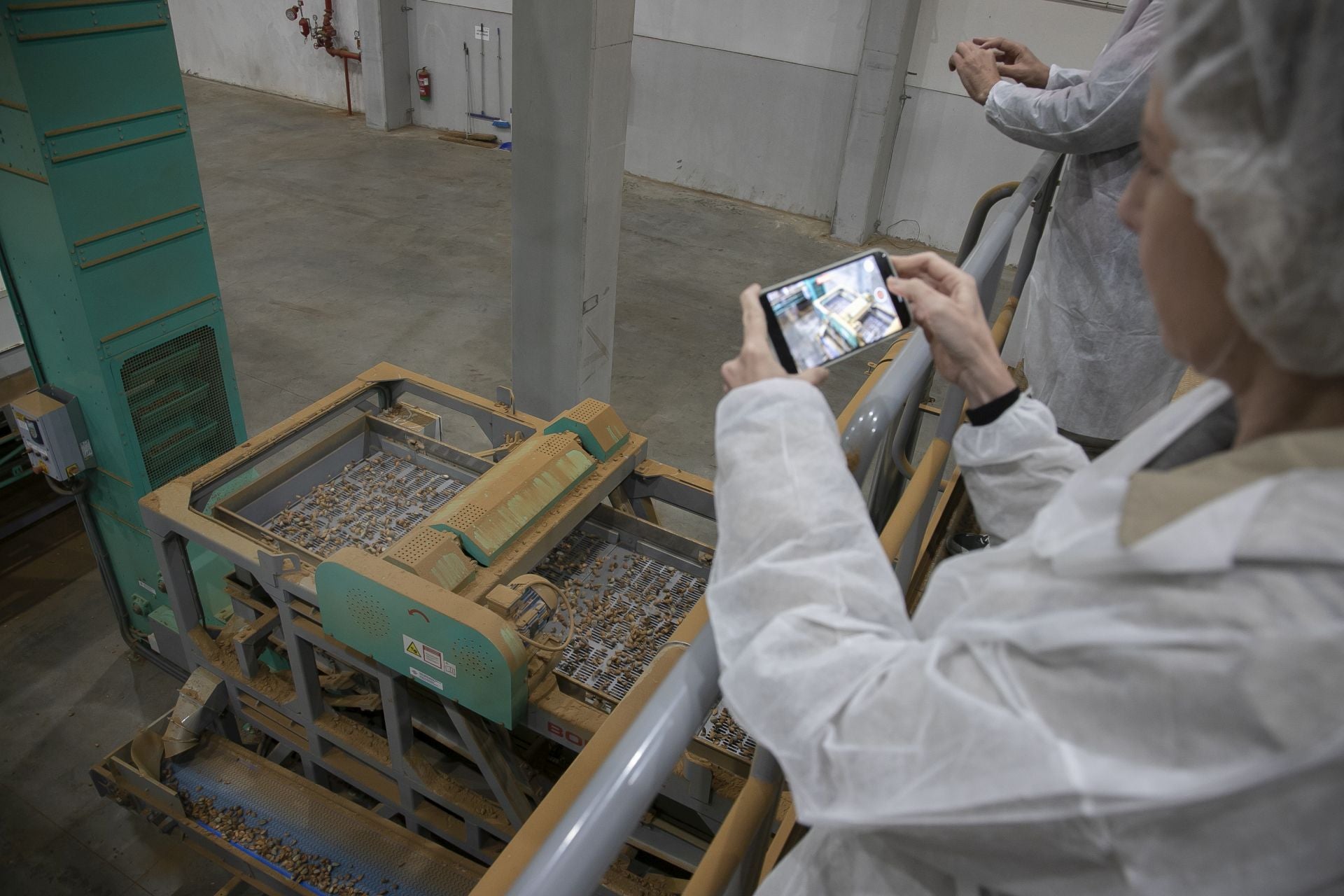 La imponente planta de almendras de Dcoop en Villarrubia, en imágenes