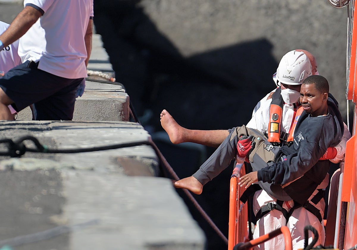Un cayuco con 158 inmigrantes a bordo ha llegado este jueves al puerto de La Restinga el pasado día 10